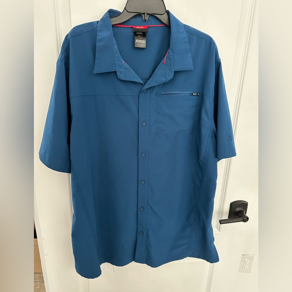 Short sleeve with zip pocket shirt